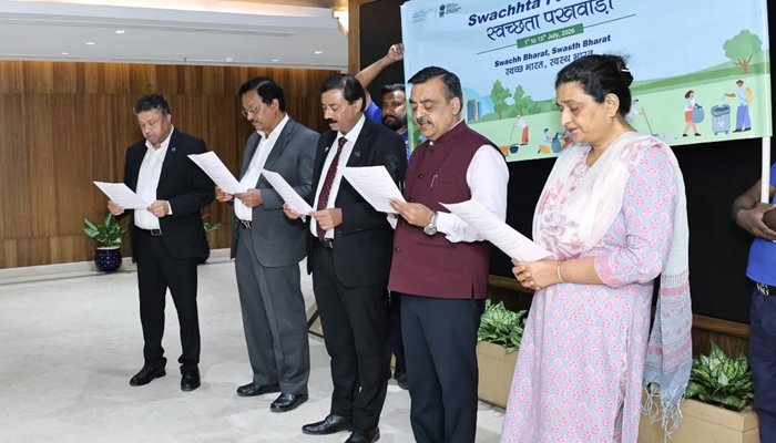 EIL CMD administers ‘Swachhta Pledge’ to employees